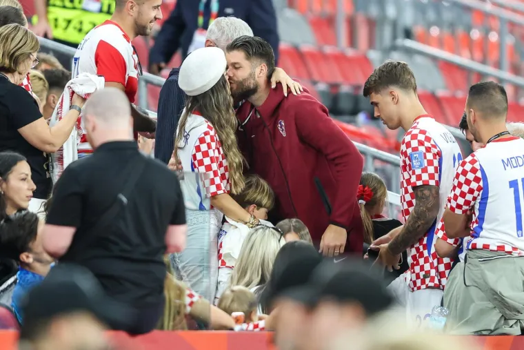 Pale su puse, zagrljaji i pokoja suza: Pogledajte kome su Vatreni prvo potrčali u zagrljaj