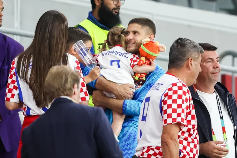 Pale su puse, zagrljaji i pokoja suza: Pogledajte kome su Vatreni prvo potrčali u zagrljaj