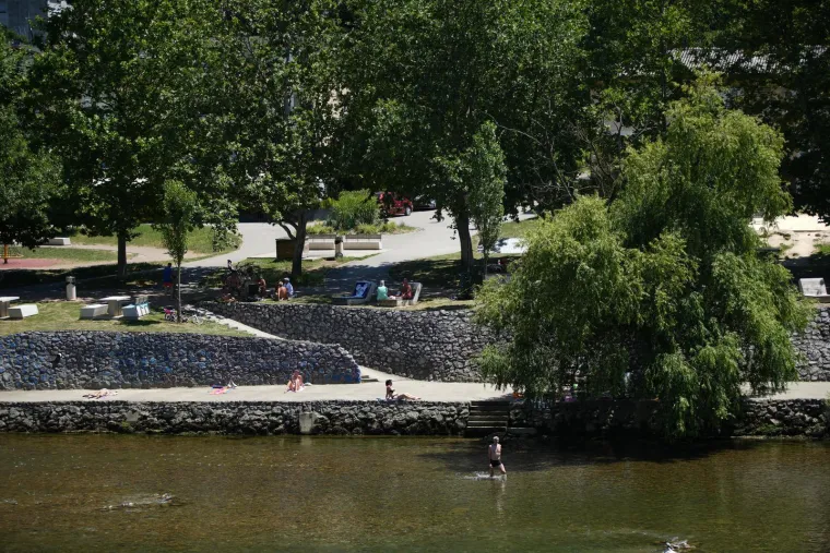 Spas od toplinskog vala: Pogledajte kako se građani kod susjeda hlade na plažama Vrbasa