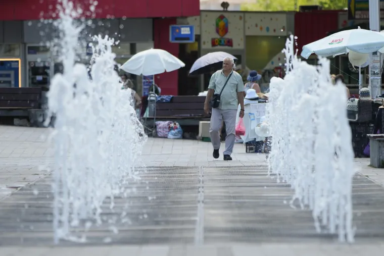 Spas od toplinskog vala: Pogledajte kako se građani kod susjeda hlade na plažama Vrbasa