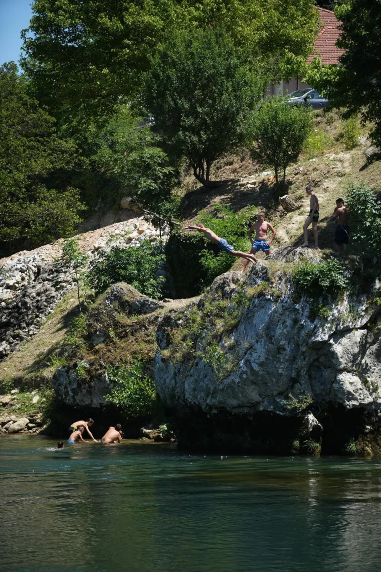 Spas od toplinskog vala: Pogledajte kako se građani kod susjeda hlade na plažama Vrbasa