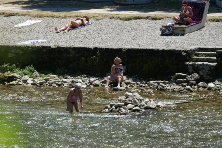 Spas od toplinskog vala: Pogledajte kako se građani kod susjeda hlade na plažama Vrbasa