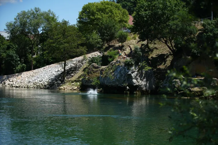 Spas od toplinskog vala: Pogledajte kako se građani kod susjeda hlade na plažama Vrbasa