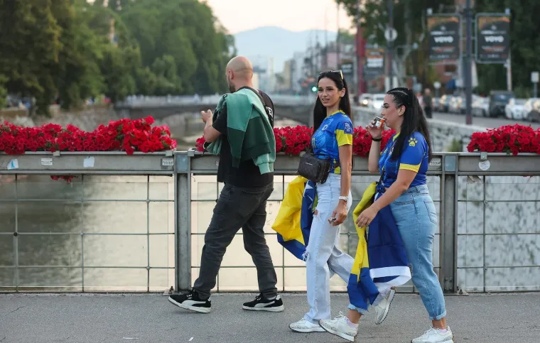 Mundijalska groznica dosegnula je vrhunac, a ulice su preplavljene navijačima u plavo-žutim dresovima koji svjedoče nepokolebljivoj vjeri u Zmajeve.