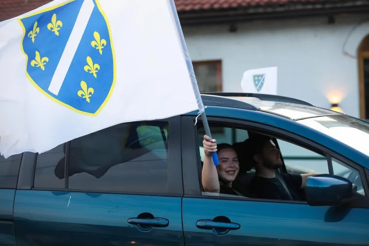 Iako optimizam odjekuje sa svakog trga i iz svakog kafića, nad navijačima se nadvila i tiha strepnja nakon vijesti koje su stigle preko Atlantika i koje bi mogle zakomplicirati put prema povijesnom uspjehu.