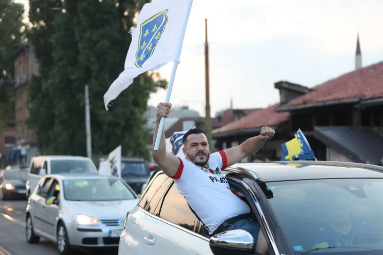 Zvanične &ldquo;I am from Bosnia&rdquo; fan zone na Trgu Alije Izetbegovića i platou ispred Vijećnice u Sarajevu, kao i na Kamberovića polju u Zenici, već satima su ispunjene tisućama najvjernijih navijača
