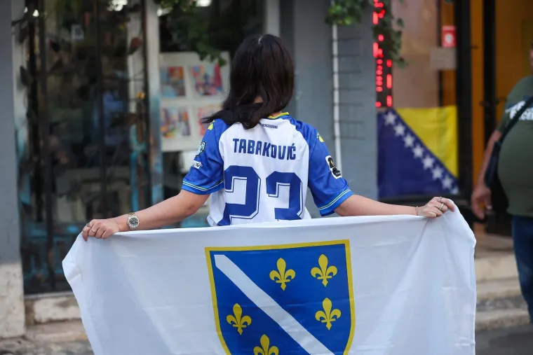 Uz zaglu&scaron;ujuću buku pjesama i vijorenje zastava, atmosfera podsjeća na stadion.