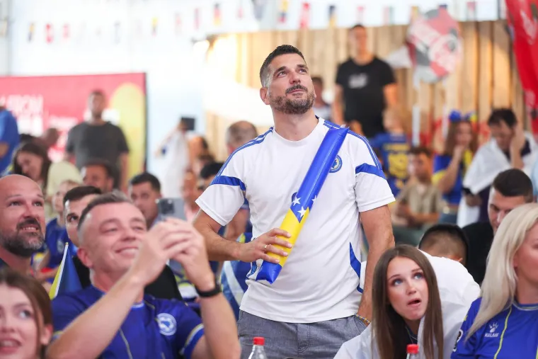 Ni&scaron;ta manje euforično nije ni u ugostiteljskim objektima &scaron;irom grada, koji su danima unaprijed bili potpuno rezervirani, pa je svaki slobodan kutak postao mala tribina.
