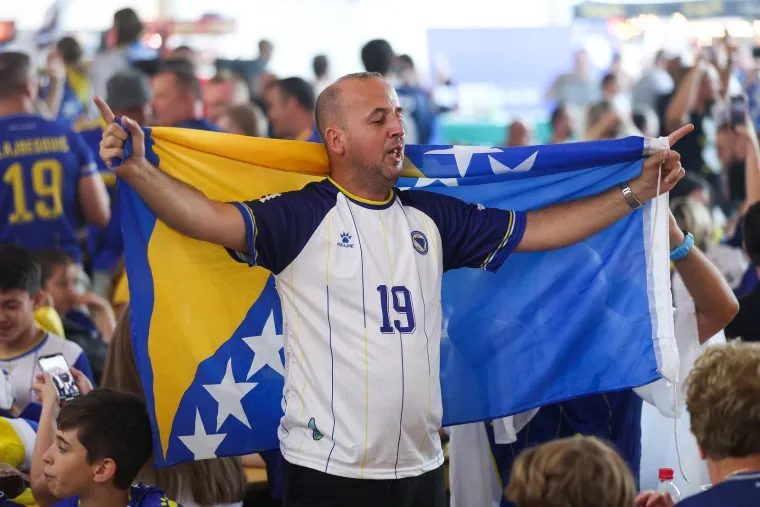 Dok se igrači pripremaju za izlazak na teren stadiona Lumen Field u Seattleu, jasno je da iza sebe imaju cijelu naciju. Večeras će srca navijača kucati kao jedno, s istom željom,&nbsp;da Zmajevi ostvare pobjedu i ispi&scaron;u nove stranice povijesti.