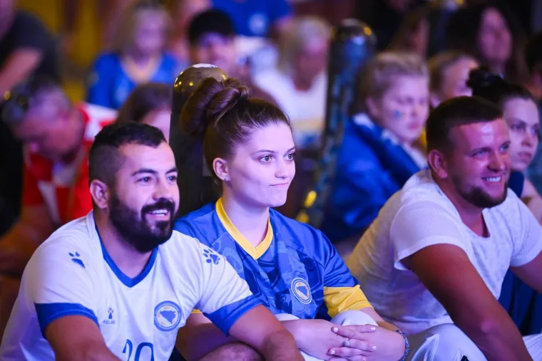 Plavo-žute ljepotice u ekstazi: Od Zagreba preko Sarajeva do Amerike, ove navijačice prate Zmajeve