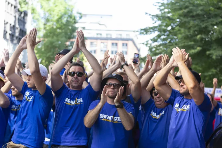 Plavo-žute ljepotice u ekstazi: Od Zagreba preko Sarajeva do Amerike, ove navijačice prate Zmajeve
