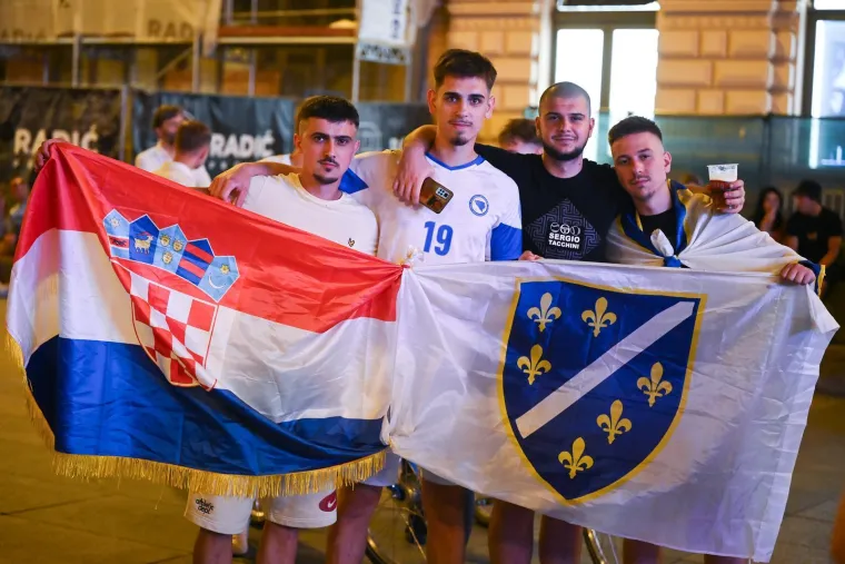 Skakalo se u Mandu&scaron;evac, a pogledajte tko je snimljen na Trgu i &scaron;to je dama nosila na sebi