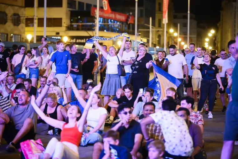 Skakalo se u Mandu&scaron;evac, a pogledajte tko je snimljen na Trgu i &scaron;to je dama nosila na sebi