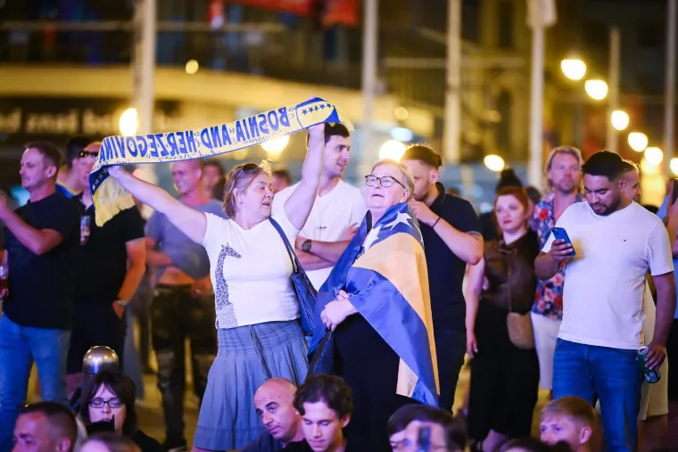 Skakalo se u Mandu&scaron;evac, a pogledajte tko je snimljen na Trgu i &scaron;to je dama nosila na sebi