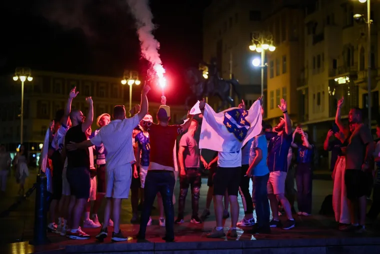 Skakalo se u Mandu&scaron;evac, a pogledajte tko je snimljen na Trgu i &scaron;to je dama nosila na sebi