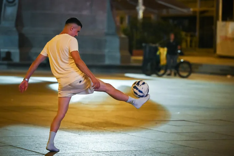 Skakalo se u Mandu&scaron;evac, a pogledajte tko je snimljen na Trgu i &scaron;to je dama nosila na sebi