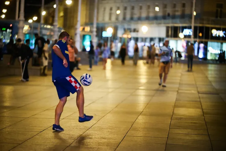 Skakalo se u Mandu&scaron;evac, a pogledajte tko je snimljen na Trgu i &scaron;to je dama nosila na sebi