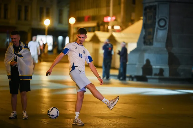 Skakalo se u Mandu&scaron;evac, a pogledajte tko je snimljen na Trgu i &scaron;to je dama nosila na sebi