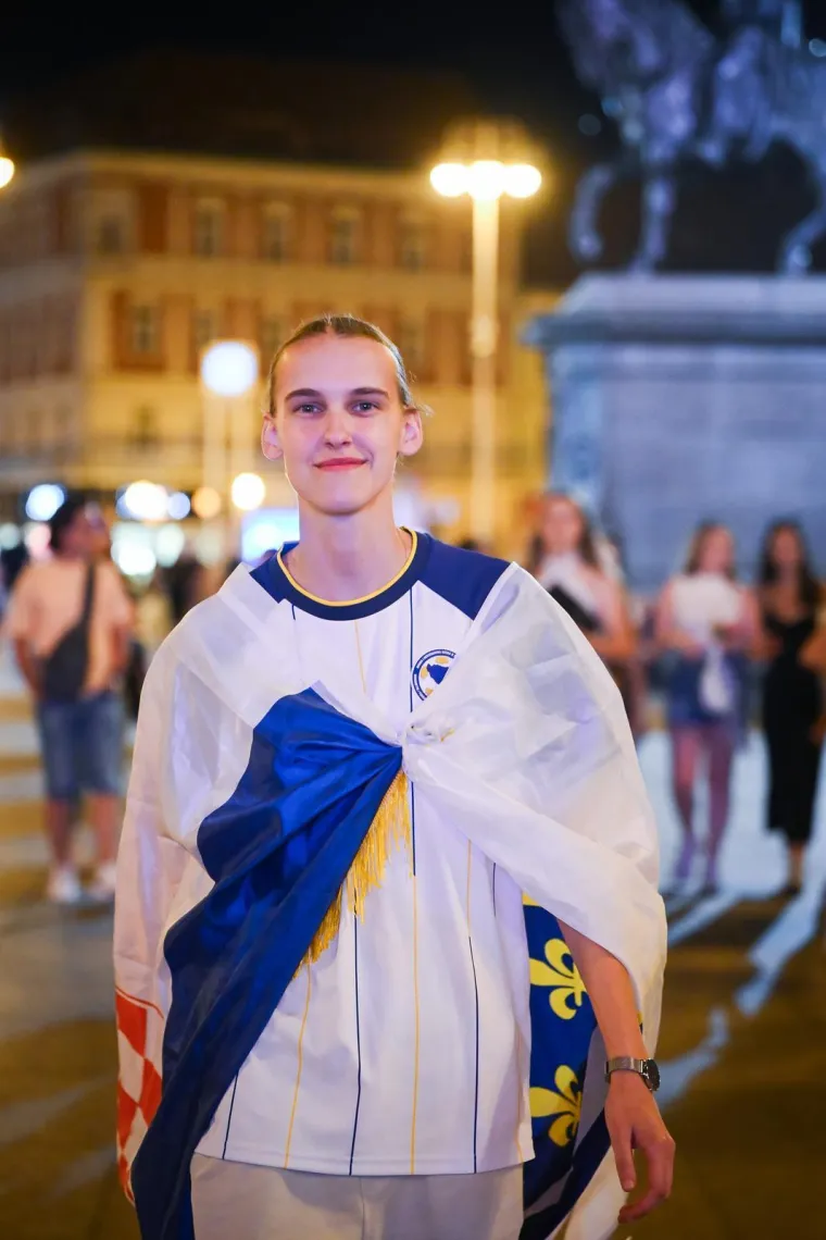 Skakalo se u Mandu&scaron;evac, a pogledajte tko je snimljen na Trgu i &scaron;to je dama nosila na sebi