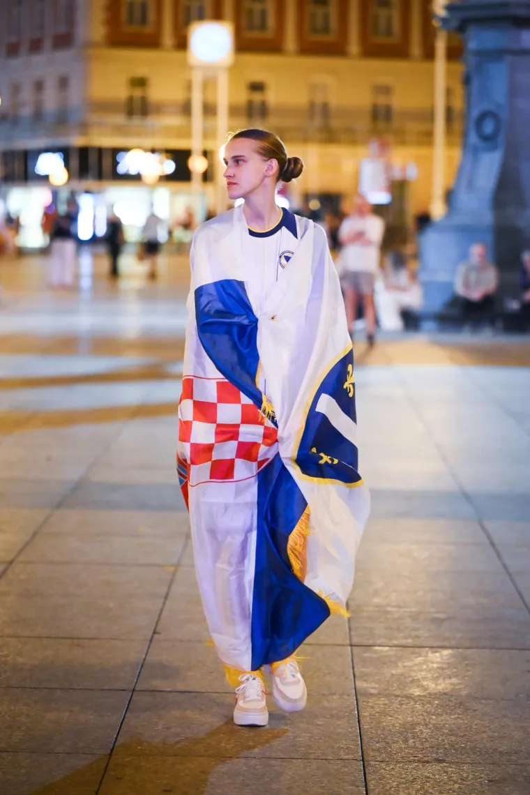 Skakalo se u Mandu&scaron;evac, a pogledajte tko je snimljen na Trgu i &scaron;to je dama nosila na sebi