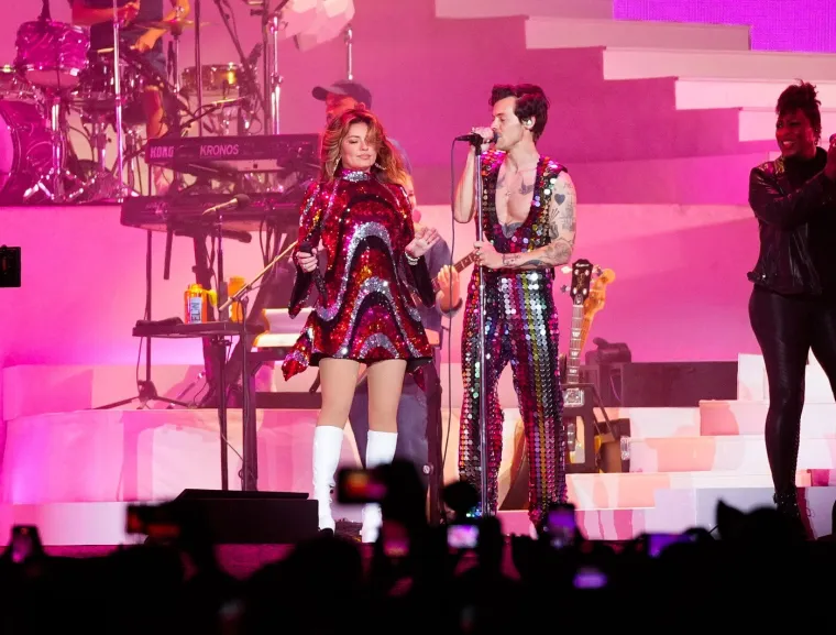U zavodljivoj čipki i korzetu 'posramljuje' i mlađe: Shania Twain (60) prkosi godinama