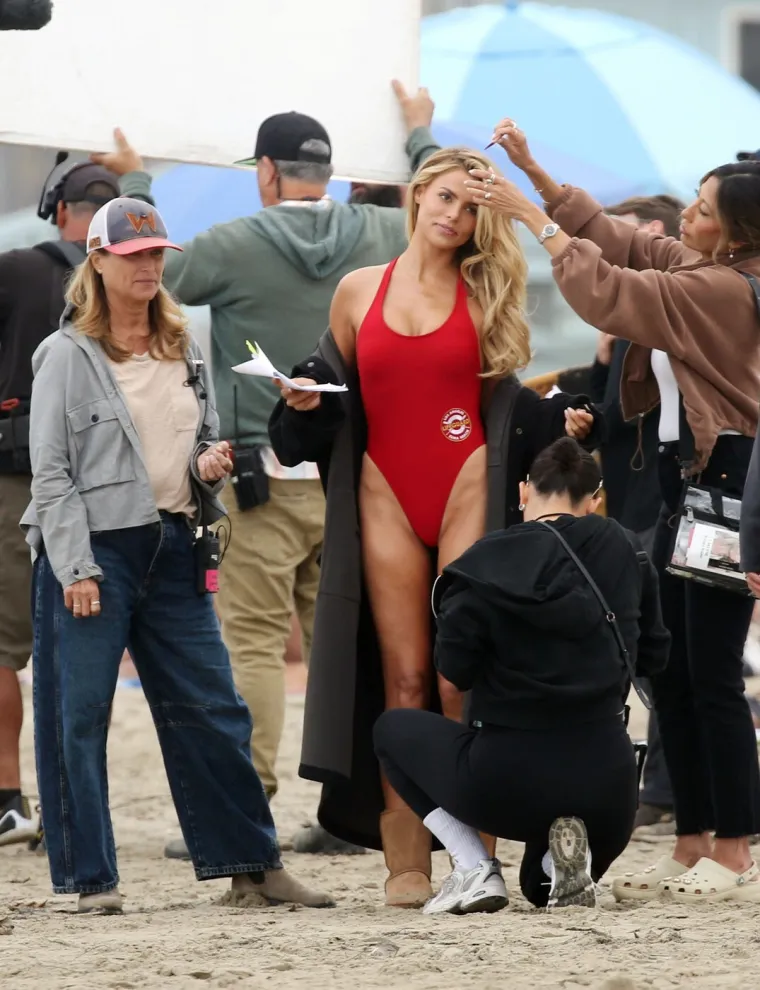 Vruće izdanje nasljednice Pamele Anderson: U badiću pokazala figuru, ali sve je nasmijao jedan detalj