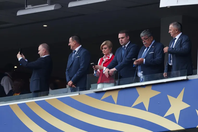 Vade se mobiteli, popravljaju kravate: Svi gledaju u Kolindu, a pazite s kim je sve u dru&scaron;tvu
