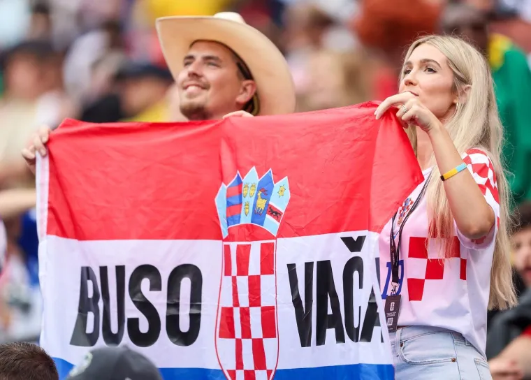 Vade se mobiteli, popravljaju kravate: Svi gledaju u Kolindu, a pazite s kim je sve u dru&scaron;tvu