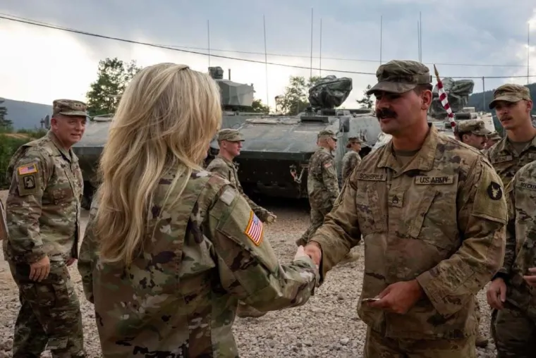 Američka veleposlanica u akciji: Pogledajte kako je dijelila obroke vojnicima kod Slunja