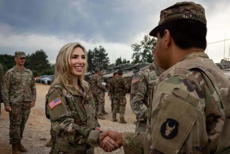 Američka veleposlanica u akciji: Pogledajte kako je dijelila obroke vojnicima kod Slunja