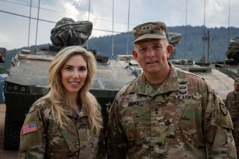 Američka veleposlanica u akciji: Pogledajte kako je dijelila obroke vojnicima kod Slunja