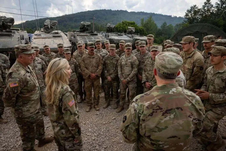 Američka veleposlanica u akciji: Pogledajte kako je dijelila obroke vojnicima kod Slunja