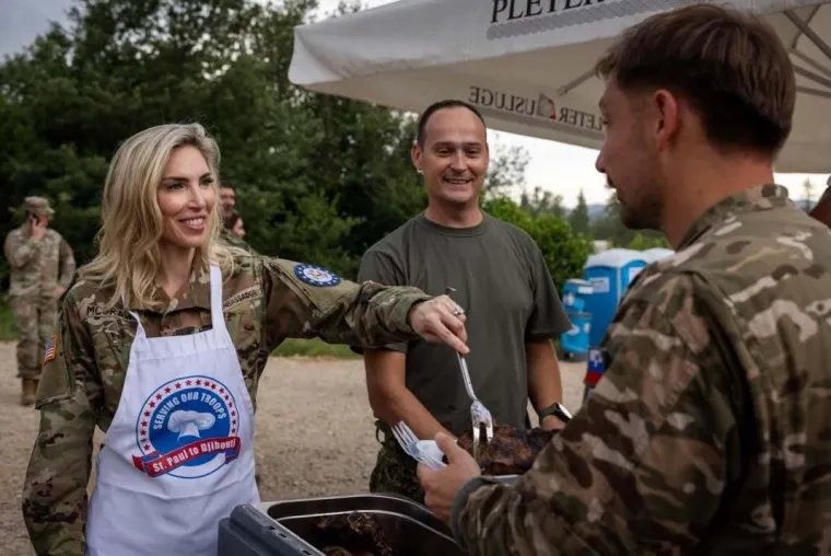 Američka veleposlanica u akciji: Pogledajte kako je dijelila obroke vojnicima kod Slunja