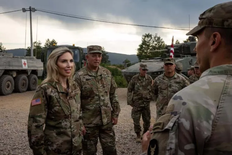 Američka veleposlanica u akciji: Pogledajte kako je dijelila obroke vojnicima kod Slunja