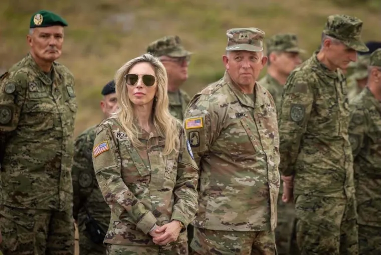 Američka veleposlanica u akciji: Pogledajte kako je dijelila obroke vojnicima kod Slunja