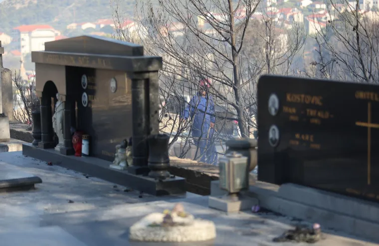 Pogledajte kakva je pusto&scaron; ostala iza požara u Vini&scaron;ću: Vatra do&scaron;la nadomak kuća i groblja