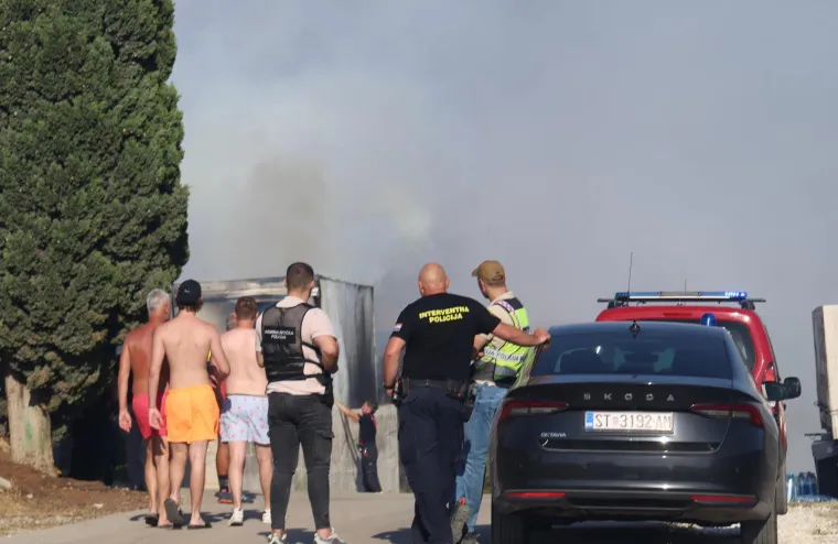 Pogledajte kakva je pusto&scaron; ostala iza požara u Vini&scaron;ću: Vatra do&scaron;la nadomak kuća i groblja