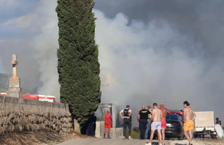 Pogledajte kakva je pusto&scaron; ostala iza požara u Vini&scaron;ću: Vatra do&scaron;la nadomak kuća i groblja