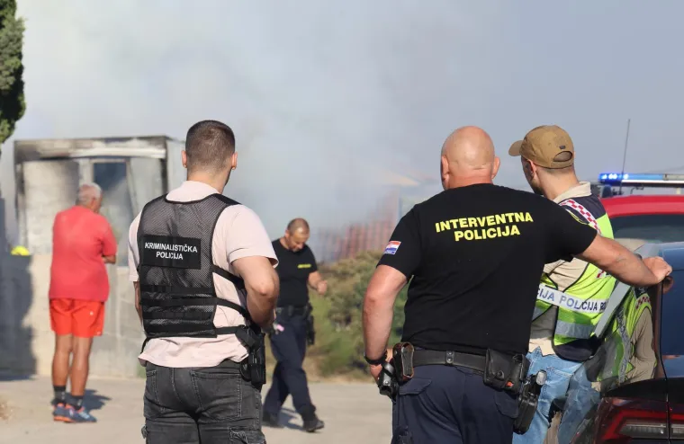 Pogledajte kakva je pusto&scaron; ostala iza požara u Vini&scaron;ću: Vatra do&scaron;la nadomak kuća i groblja