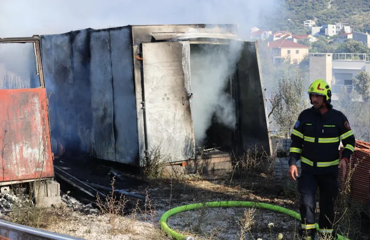 Pogledajte kakva je pusto&scaron; ostala iza požara u Vini&scaron;ću: Vatra do&scaron;la nadomak kuća i groblja
