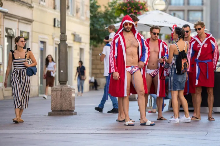 Zgodni, preplanuli i goli do pasa: Hrvatski vaterpolisti u kupaćima odu&scaron;evili prolaznike