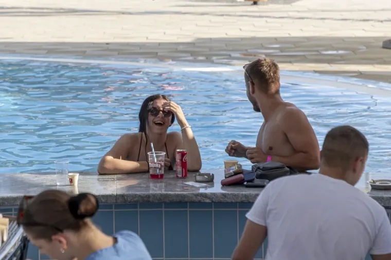Kad sunce prži, legice znaju kamo: One su se rashladile na omiljenoj Copacabani