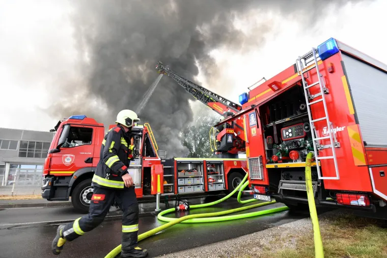 Stravični prizori iz Pribislavca: S ogromnom vatrenom stihijom borilo se 120 vatrogasaca!