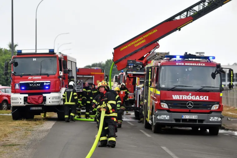 Stravični prizori iz Pribislavca: S ogromnom vatrenom stihijom borilo se 120 vatrogasaca!