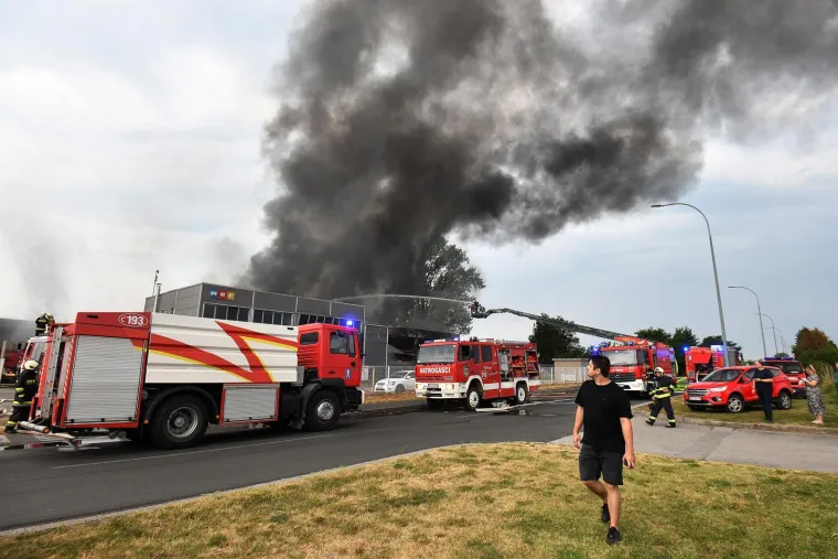 Stravični prizori iz Pribislavca: S ogromnom vatrenom stihijom borilo se 120 vatrogasaca!