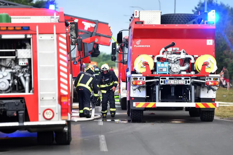 Stravični prizori iz Pribislavca: S ogromnom vatrenom stihijom borilo se 120 vatrogasaca!