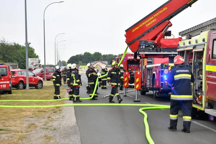 Stravični prizori iz Pribislavca: S ogromnom vatrenom stihijom borilo se 120 vatrogasaca!