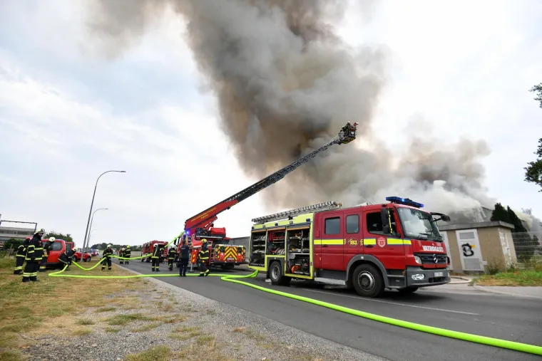 Stravični prizori iz Pribislavca: S ogromnom vatrenom stihijom borilo se 120 vatrogasaca!