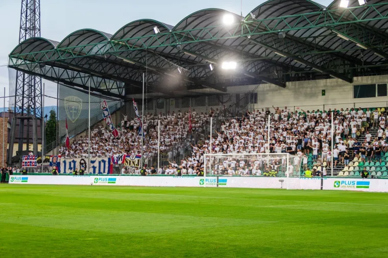 Je l' se to igralo u Slovačkoj ili u Splitu? Pogledajte kako je Torcida okupirala Žilinu