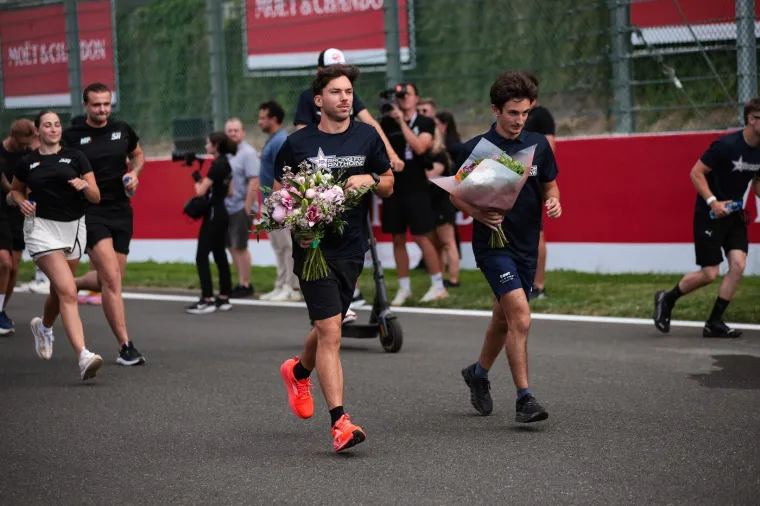 Zvijezde F1 položile cvijeće za poginulog kolegu: Pogledajte tko je do&scaron;ao